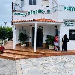 Foto de la recepción del camping Playa América