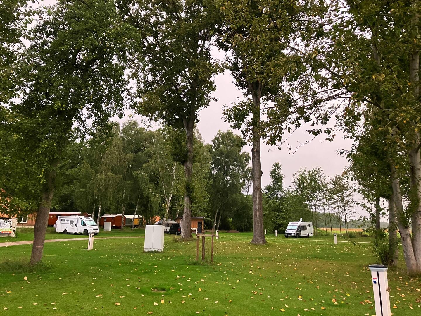 Bei Regen räumen wir unseren Platz auf Schloss Sigrön