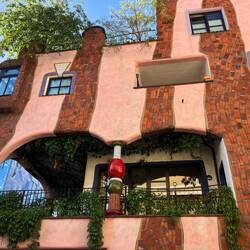 und rund 900 verschiedene Fenster wurden verbaut