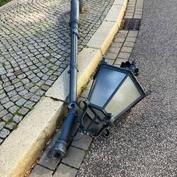 nein, nicht von damals. Gerade eben angefahrene Laterne