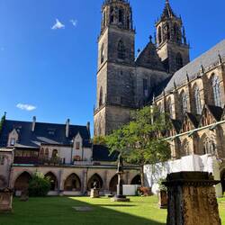 Kreuzgang. Im Inneren der Kirche 📷 nur gegen Gebühr. Innenraum nicht wirklich sehenswert