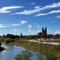 und über die Alte Elbe, flussaufwärts mit dem Dom