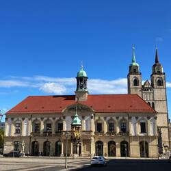 Rathaus 12. Jh, rechts dahinter die Johanniskirche, davor...