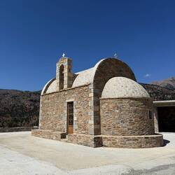 Une église perdue au milieu de nul part sur les routes montagneuses