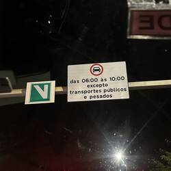 Es gibt extra Touristen-Transport Fahrbahnen, damit es schneller geht