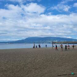 ...und sogar an einem Strand mit Beach Volleyball Feldern und netten Cafés/Restaurants