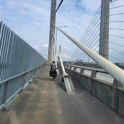 Am nächsten Tag umgaben uns oft viel Beton und dramatische Brückenkonstruktionen