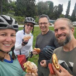 Als begnadete Radfahrer wissen die beiden natürlich wie wichtig ein kleiner Snack zwischendurch ist