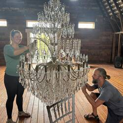 Der Kronleuchter beanspruchte besonders viel Zeit bei unserer Putzaktion