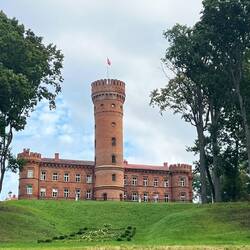 Vorbei am Schloss von Raudone.
