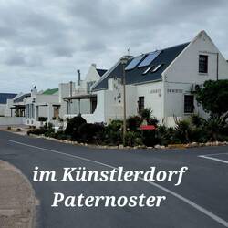 Die Hauswand gegenüber wird von kleinen Figuren erklommen.