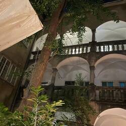 Auf der gegenüberliegenden Seite lokale Küche