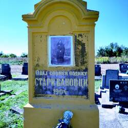 "Dieses Denkmal haben die Bewohner von Sidski Banovci 1904 errichtet"