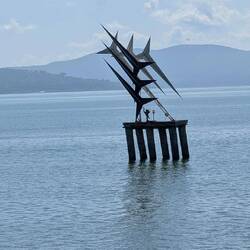 Der See mit einer Skulptur, die den Fischreichtum darstellen soll.