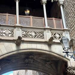 Pont del Bisbe - statues pointing outwards