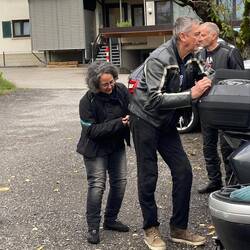 Il dit avoir mal au dos.....tout ça pour se faire masser.