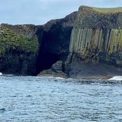 Fingal's Cave auf Isle of Staffa - 85 Meter lange Höhle, zum größten Teil von Basaltsäulen umgeben