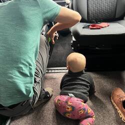 Abends noch etwas saugen im Bus - Lottl überwacht 😅