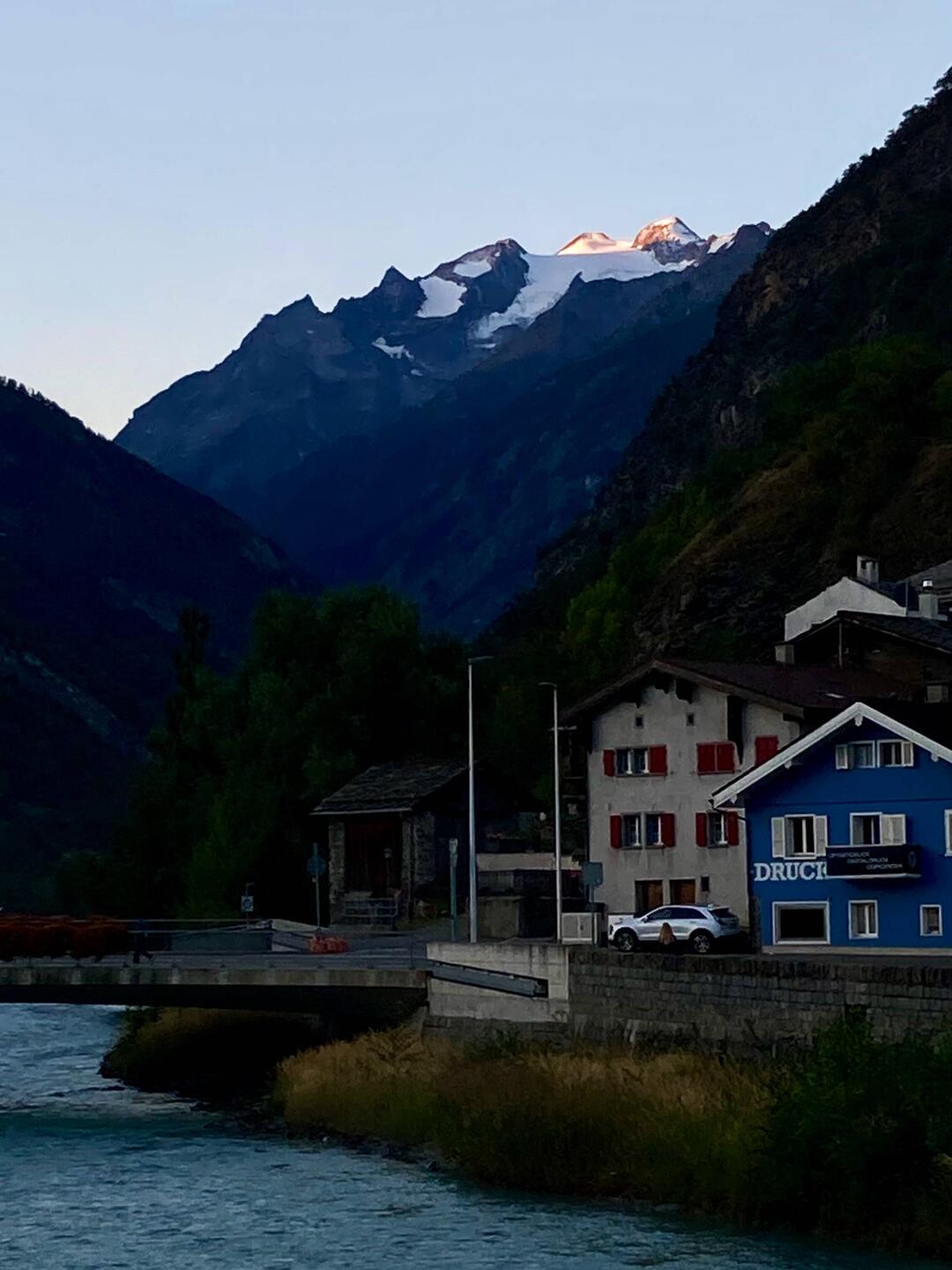 Visp - das Balfrinhorn 3795m im ersten Morgenlicht. Ich bin unterwegs zum Zug Richtung Zermatt.