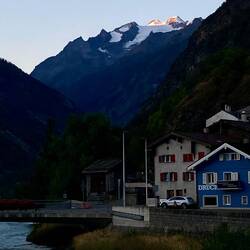Visp - das Balfrinhorn 3795m im ersten Morgenlicht. Ich bin unterwegs zum Zug Richtung Zermatt.