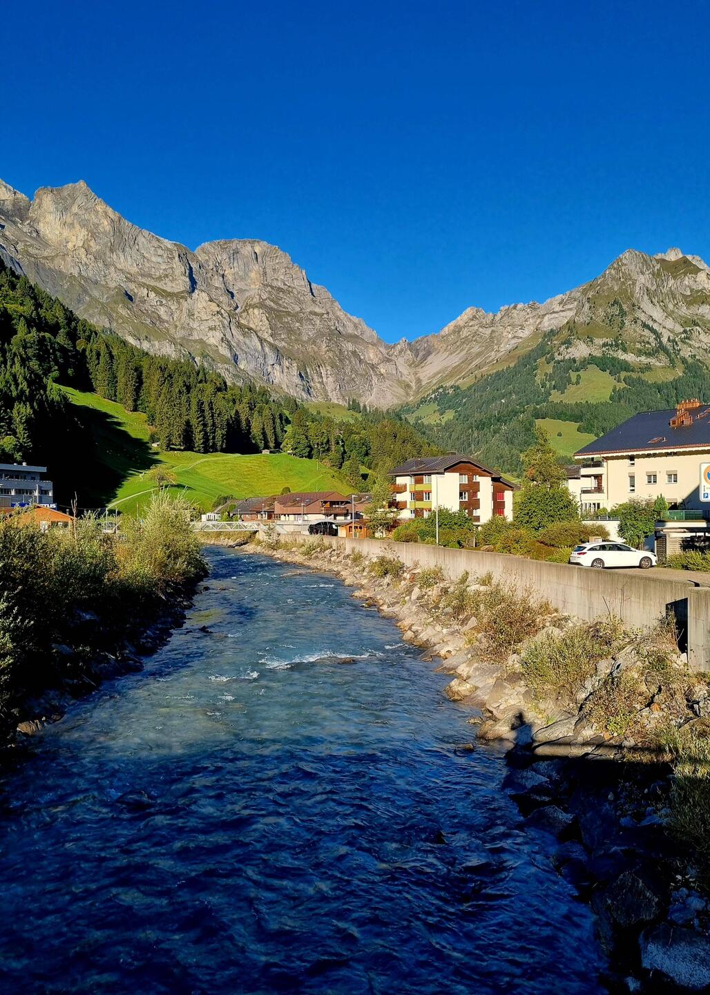 Engelberger Aa und Blick zu unserem Wanderziel...