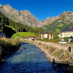 Engelberger Aa und Blick zu unserem Wanderziel...