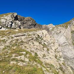 Über diesen Bergrücken hoch zum Nünalphorn (rechts) ...