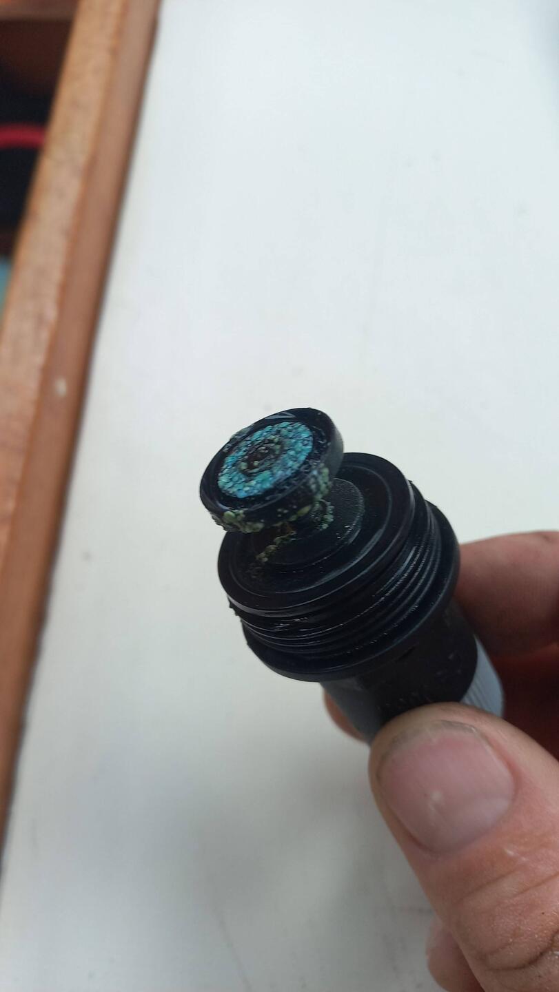 Tête de soupape du chauffe eau au demontage