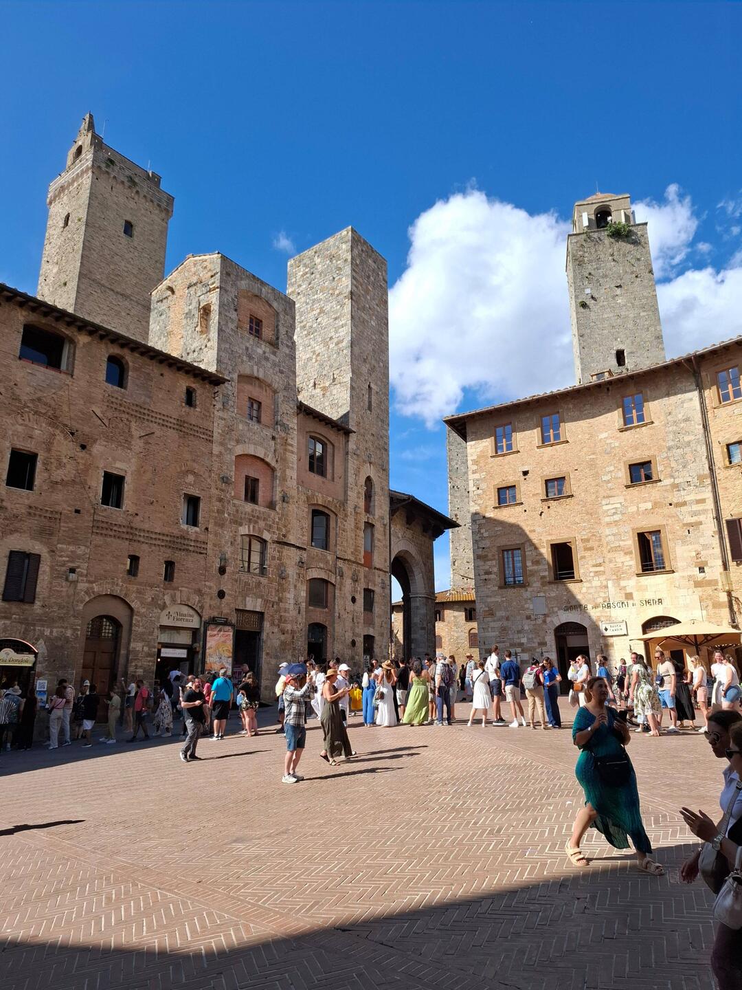 Anstehen bei der Gelateria Dondoli, sie wurde auf Platz 2 der besten Gourmet-Lokale gesetzt.