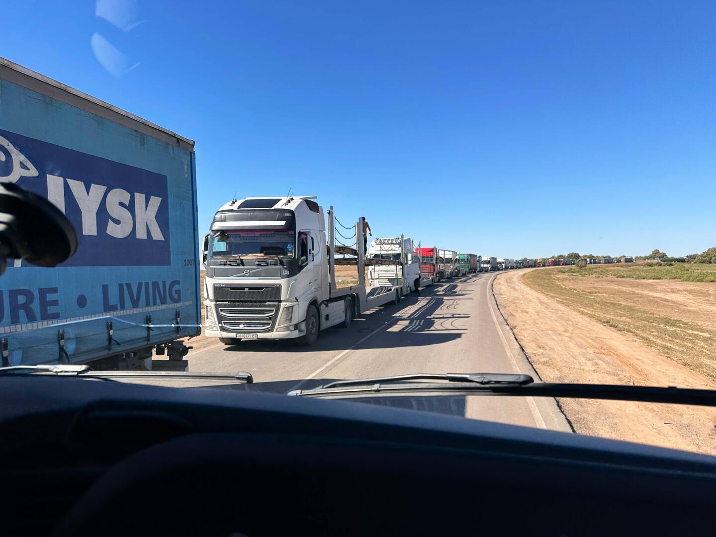 Kilometerweit stauen sich die LKW vor der Grenze