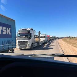 Kilometerweit stauen sich die LKW vor der Grenze