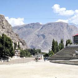 Polo-Feld von Skardu. Im Hintergrund das Fort.