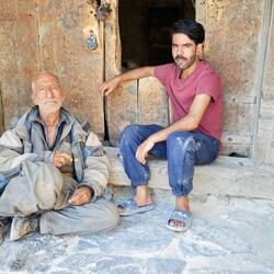 Die Jungs an der Kasse. Im Hintergrund das schwarze Loch, durch das man krabbeln muss.