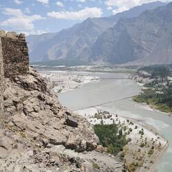 Blick hinunter zum Indus und Skardu