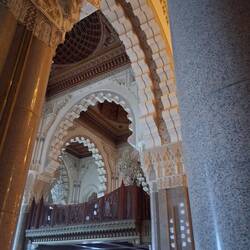 Die Empore ist für de Frauen vorgesehen.