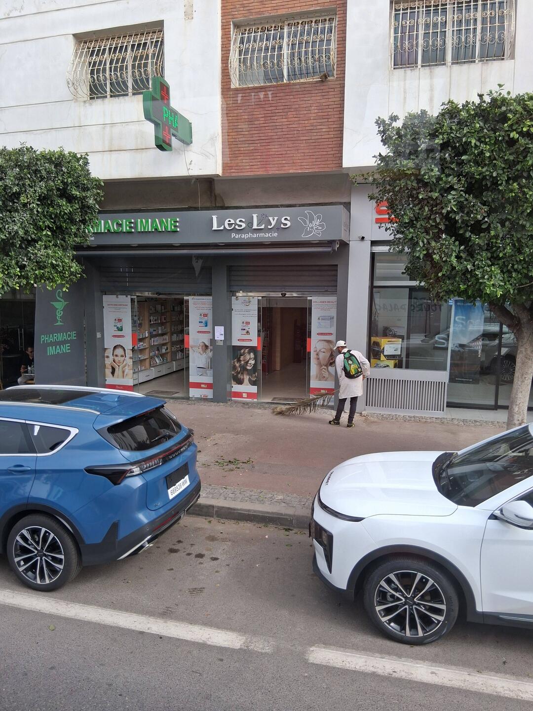 Mit einem Palmenblatt wird der Boden gefegt