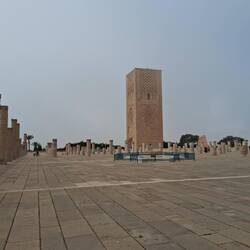 Der unvollendete Turm, Minarett für die neue Moschee gegenüber.