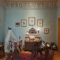 Das Kinderzimmer mit einer Spielzeugarche, die wohl zu der Zeit sehr beliebt war