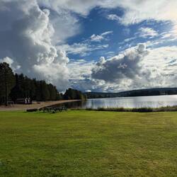 Mal Sonne und blauer Himmel, dann wieder dunkle Wolken und Regen