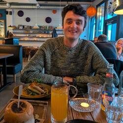 Moritz freut sich über das Essen 😌