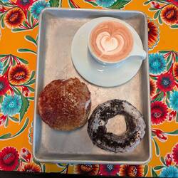 Crème brûlée Berliner und Oreo Donut
