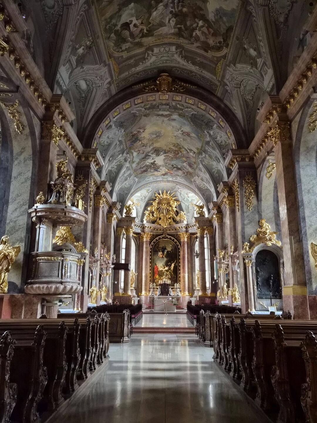 Binnen in de kathedraal.