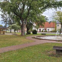 Jedes Dorf hat seinen Springbrunnen, hier mit Outdoor-Kegelbahn.