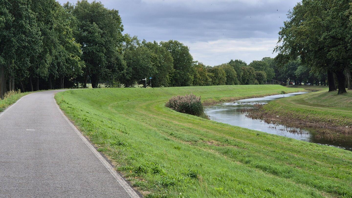 Die Schwarze Elster, 179km lang, durchquert Hoyerswerda, mündet in die Elbe in der Gemeinde Elster.