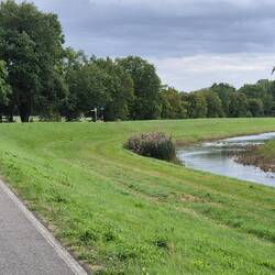 Die Schwarze Elster, 179km lang, durchquert Hoyerswerda, mündet in die Elbe in der Gemeinde Elster.
