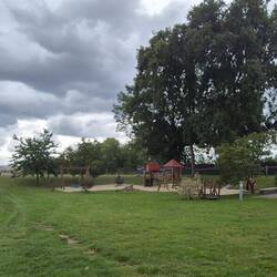 ...und großzügigem Dorfplatz (sogar Volleyball-Platz).