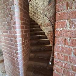 Die Treppe verläuft in der Mauer