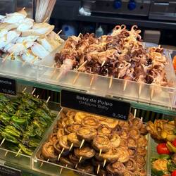 Note the chiperones a la plancha, and the pimientos de padron..YUM