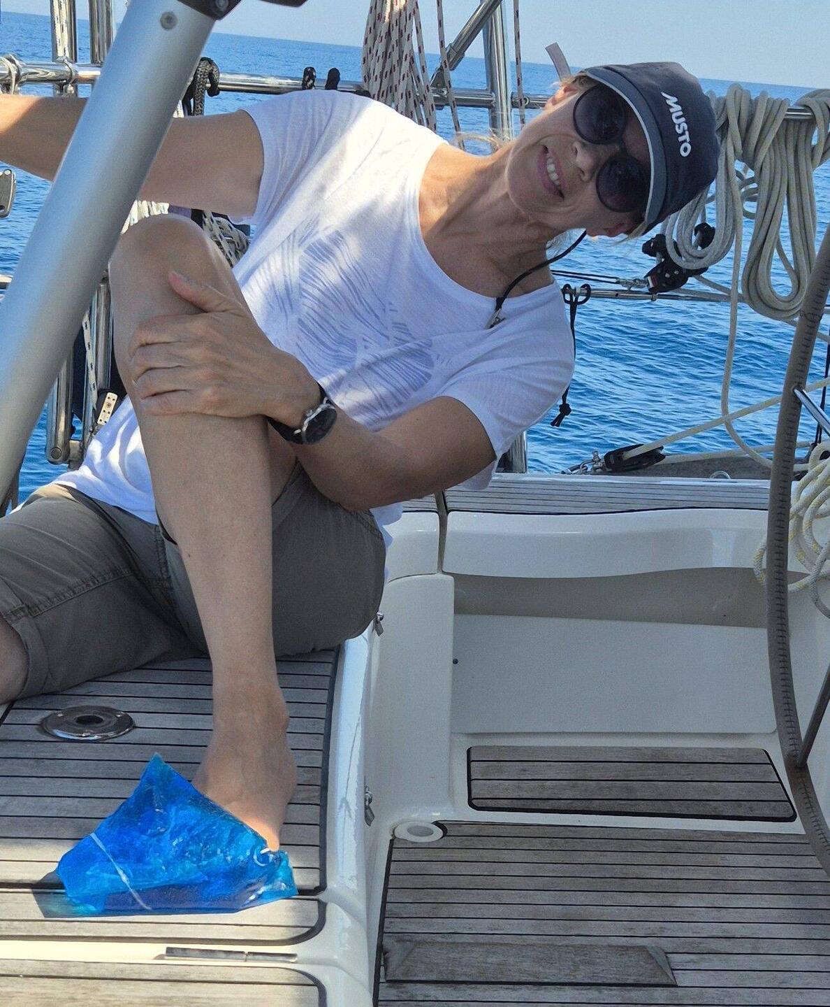 Bei der 1. Lektion Segeln nicht aufgepasst: schon ist der Zeh blau. Weil sie nie auf mich hört.