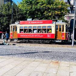 Sus famosos tranvías y en pleno funcionamiento